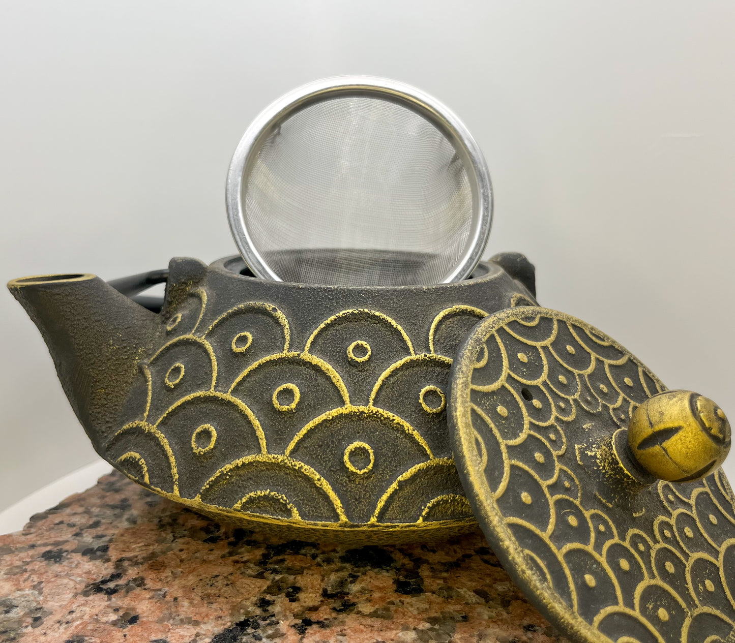 Traditional Japanese Design on Cast Iron Teapot 32floz | 950ml
