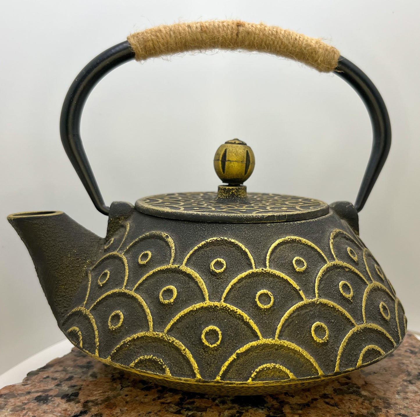 Traditional Japanese Design on Cast Iron Teapot 32floz | 950ml