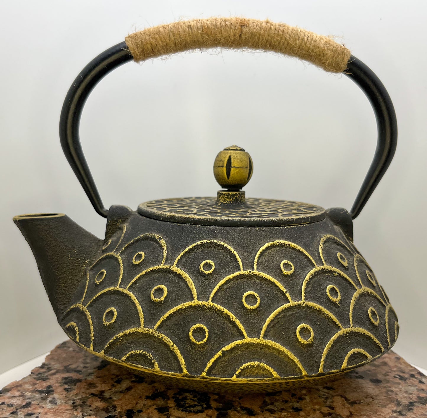 Traditional Japanese Design on Cast Iron Teapot 32floz | 950ml