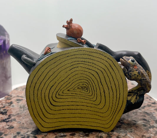 Frog on a Tree Trunk Teapot